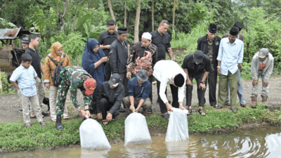 Gubernur dan masyarakat Simawang lepas bibit ikan nila. (Biro Adpim)