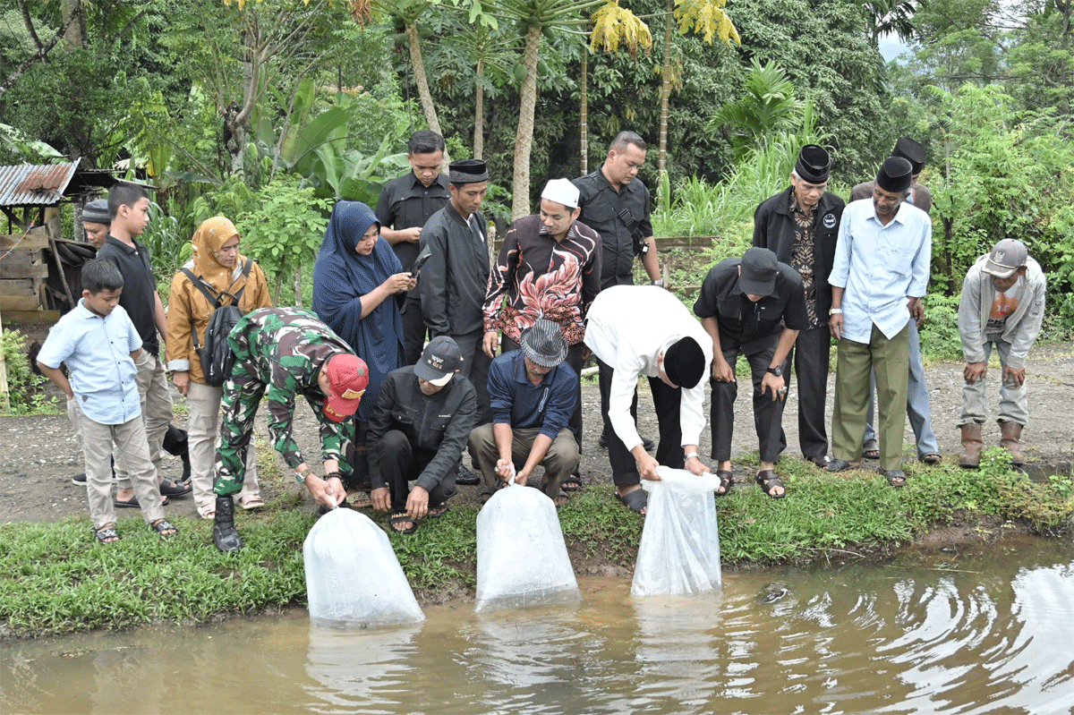 Gubernur dan masyarakat Simawang lepas bibit ikan nila. (Biro Adpim)