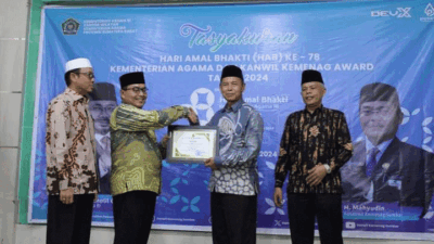 Penyerahan penghargaan untuk Baznas Kota Solok