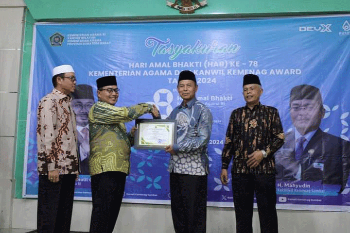Penyerahan penghargaan untuk Baznas Kota Solok