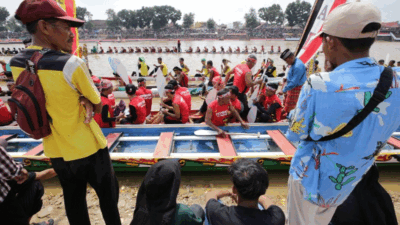 Pacu Jalur di Tepian Narosa, Kuansing, Riau. (riau.go.id)