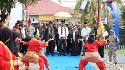 Bupati dan rombongan disambut dengan kesenian tradisional di Panyakalan