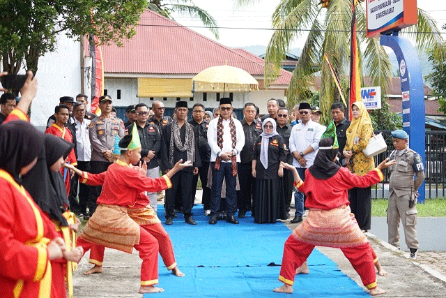 Bupati dan rombongan disambut dengan kesenian tradisional di Panyakalan