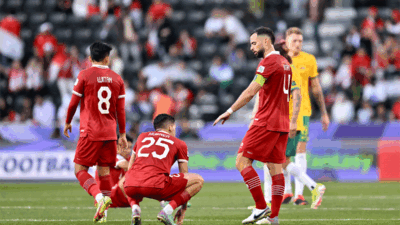 Pemain timnas Indonesia tertunduk lesu usai kalah dari Australia