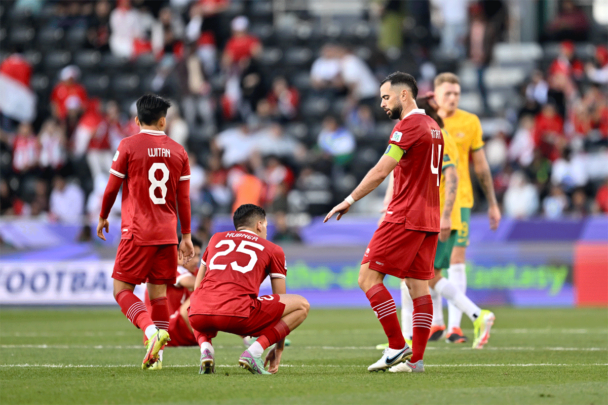 Pemain timnas Indonesia tertunduk lesu usai kalah dari Australia