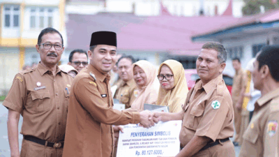 Wakil Wali Kota Ramadhani Kirana Putra menyerahkan SK pensiun dan tabungan hari tua bagi ASN yang memasuki masa pensiun