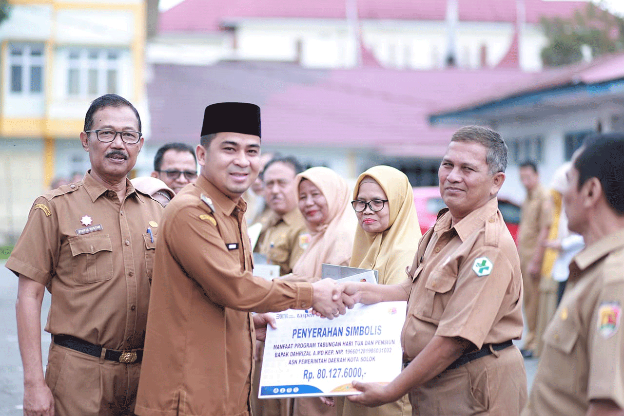 Wakil Wali Kota Ramadhani Kirana Putra menyerahkan SK pensiun dan tabungan hari tua bagi ASN yang memasuki masa pensiun
