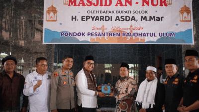 Foto bersama di sela peresmian masjid. (*)