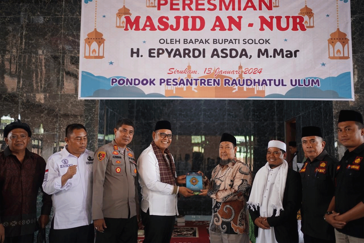 Foto bersama di sela peresmian masjid. (*)