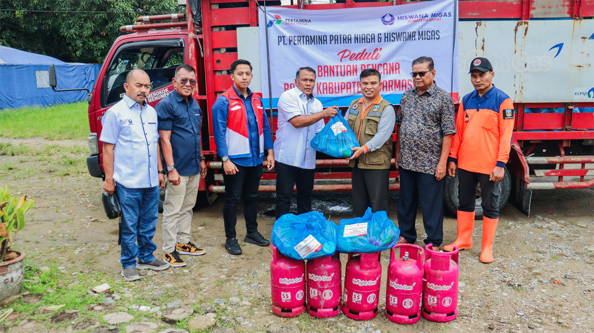 Pertamina Peduli dan Hiswana Migas serahkan bantuan bagi korban banjir di Dharmasraya.
