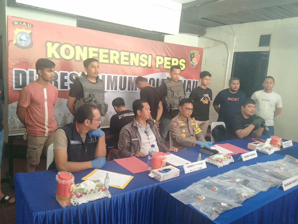 Polisi berikan keterangan pers terkkait kasus perampokan.