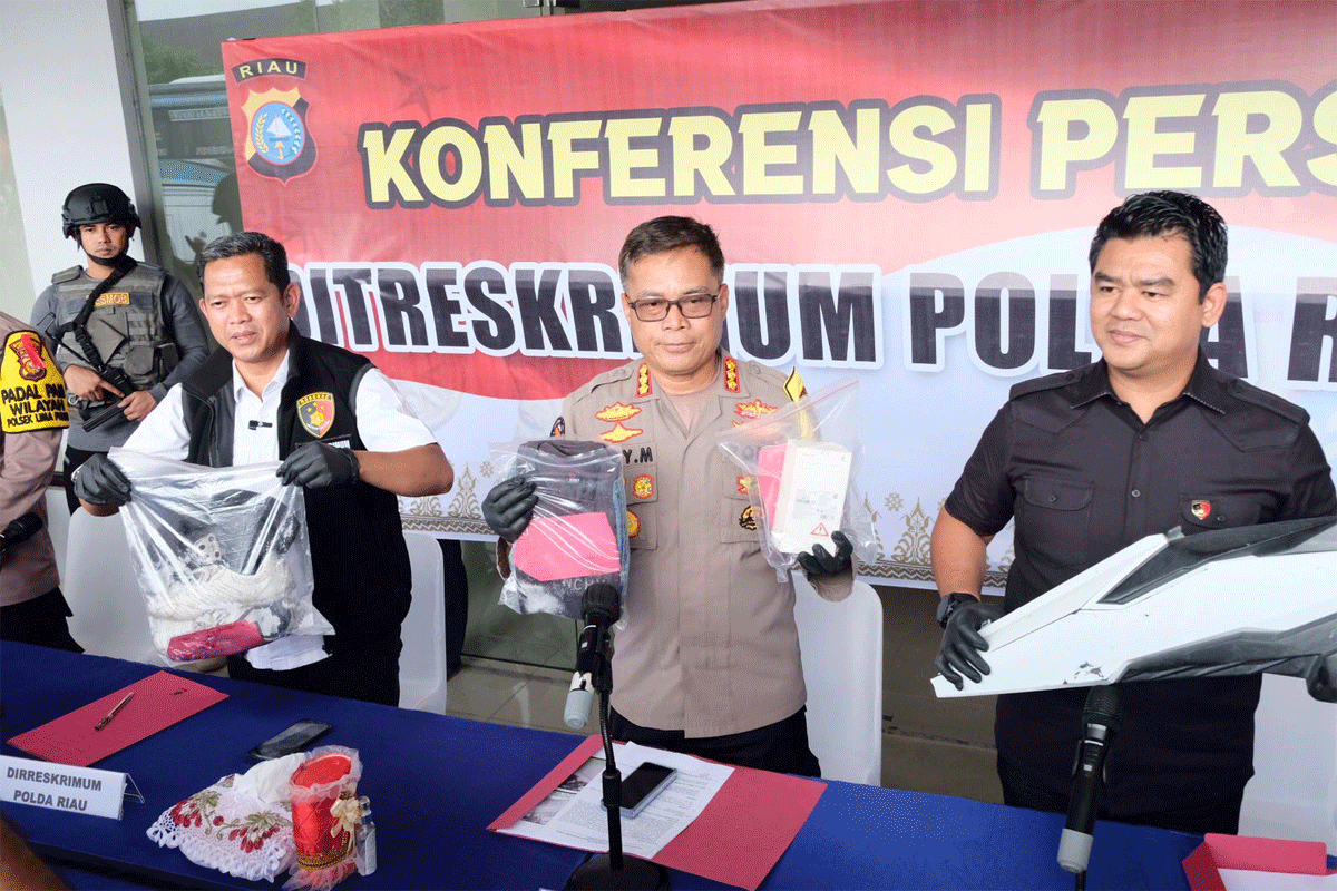 Direktur Reserse Kriminal Umum (Ditreskrimum) Polda Riau, Kombes Asep Darmawan berikan keterangan pers, Rabu (3/1/2024)