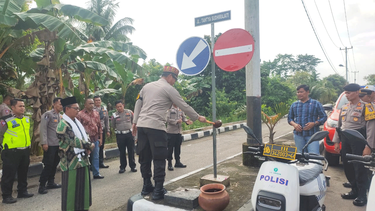 Peresmian jalan menuju kantor Polres Dharmasraya