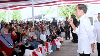Presiden Joko Widodo memastikan penyaluran bantuan pangan cadangan beras pemerintah (CBP) tersalurkan kepada penerima manfaat di Gudang Bulog Munjung Agung, Kabupaten Tegal, Jawa Tengah, Rabu (3/1/2024). (BPMI Setpres/Rusman)