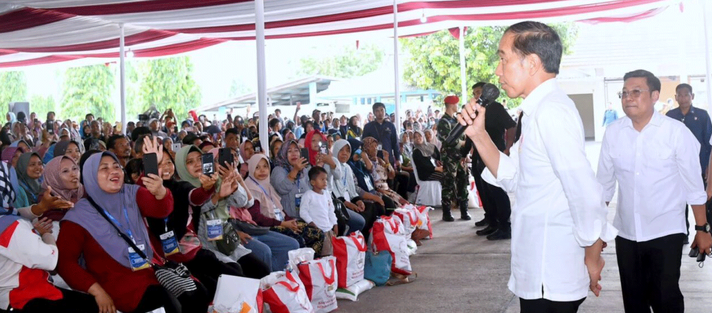 Presiden Joko Widodo memastikan penyaluran bantuan pangan cadangan beras pemerintah (CBP) tersalurkan kepada penerima manfaat di Gudang Bulog Munjung Agung, Kabupaten Tegal, Jawa Tengah, Rabu (3/1/2024). (BPMI Setpres/Rusman)