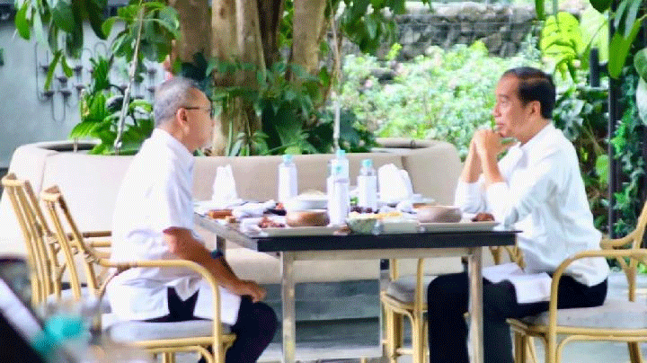 Ketua Umum Partai Amanat Nasional, Zulkifli Hasan dan Presiden Joko Widodo atau Jokowi makan siang bersama di Medja Restaurant, Kota Bogor, Jawa Barat, Minggu (7/1/2024).