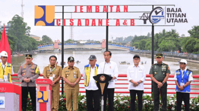 Presiden Joko Widodo meresmikan tiga jembatan pengganti jembatan callender hamilton yang dipusatkan di Jembatan Cisadane Kota Tangeran, Banten, Senin (8/1/2024). (BPMI Setpres/Muchlis Jr)