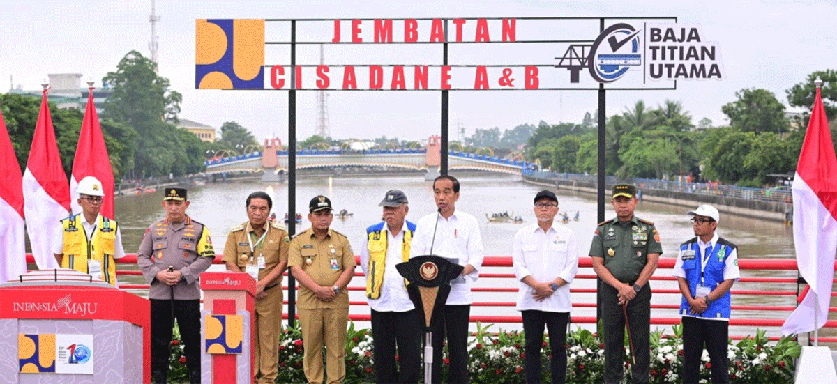 Presiden Joko Widodo meresmikan tiga jembatan pengganti jembatan callender hamilton yang dipusatkan di Jembatan Cisadane Kota Tangeran, Banten, Senin (8/1/2024). (BPMI Setpres/Muchlis Jr)