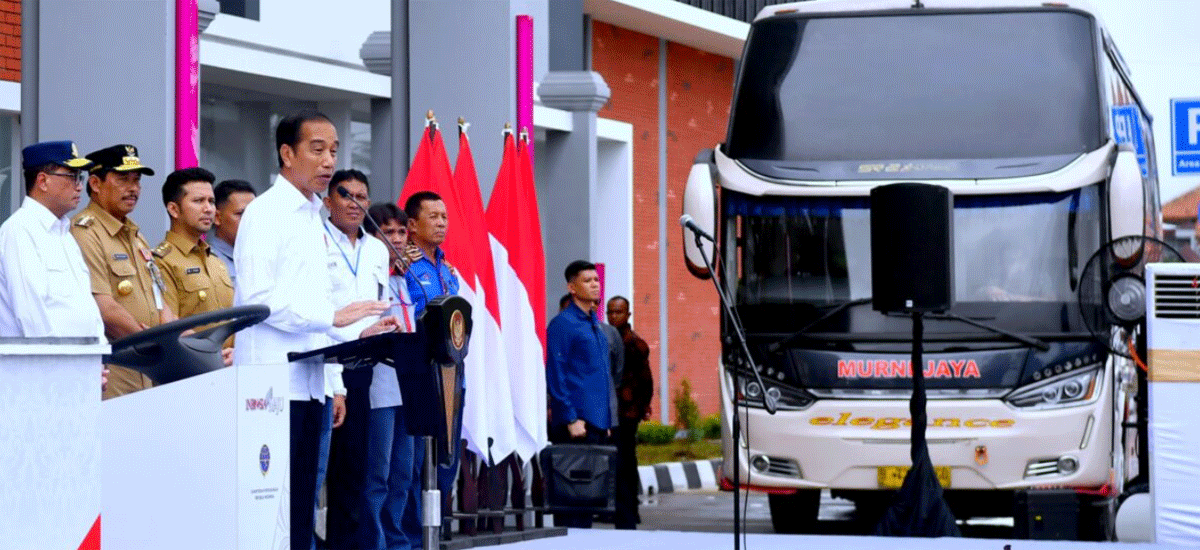 Presiden Joko Widodo menyampaikan sambutannya saat meresmikan empat terminal di Terminal Purworejo, Jawa Tengah, Selasa (2/1/2024). (BPMI Setpres/Rusman)