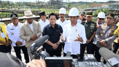 Presiden Joko Widodo menyampaikan keterangan kepada awak media di Sumbu Kebangsaan, Kawasan IKN, Kalimantan Timur, Rabu (17/1/2024) usai meninjau dan peletakan batu pertama sejumlah infrastruktur. (BPMI Setpres/Kris)