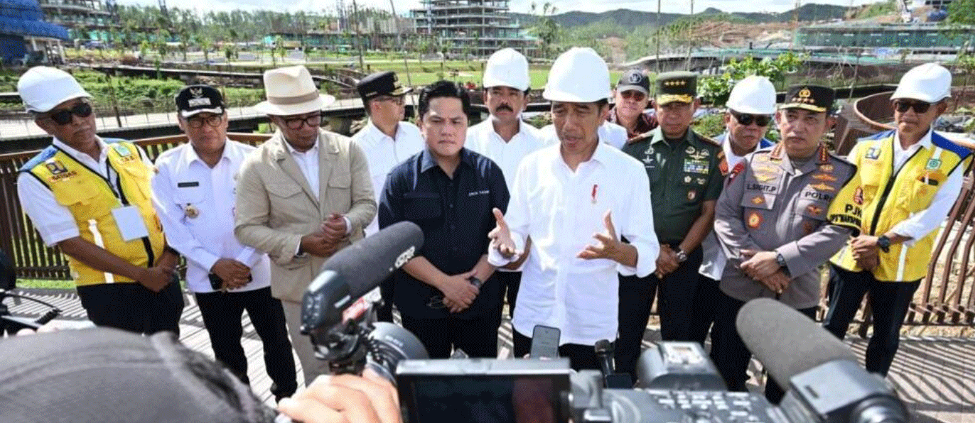Presiden Joko Widodo menyampaikan keterangan kepada awak media di Sumbu Kebangsaan, Kawasan IKN, Kalimantan Timur, Rabu (17/1/2024) usai meninjau dan peletakan batu pertama sejumlah infrastruktur. (BPMI Setpres/Kris)