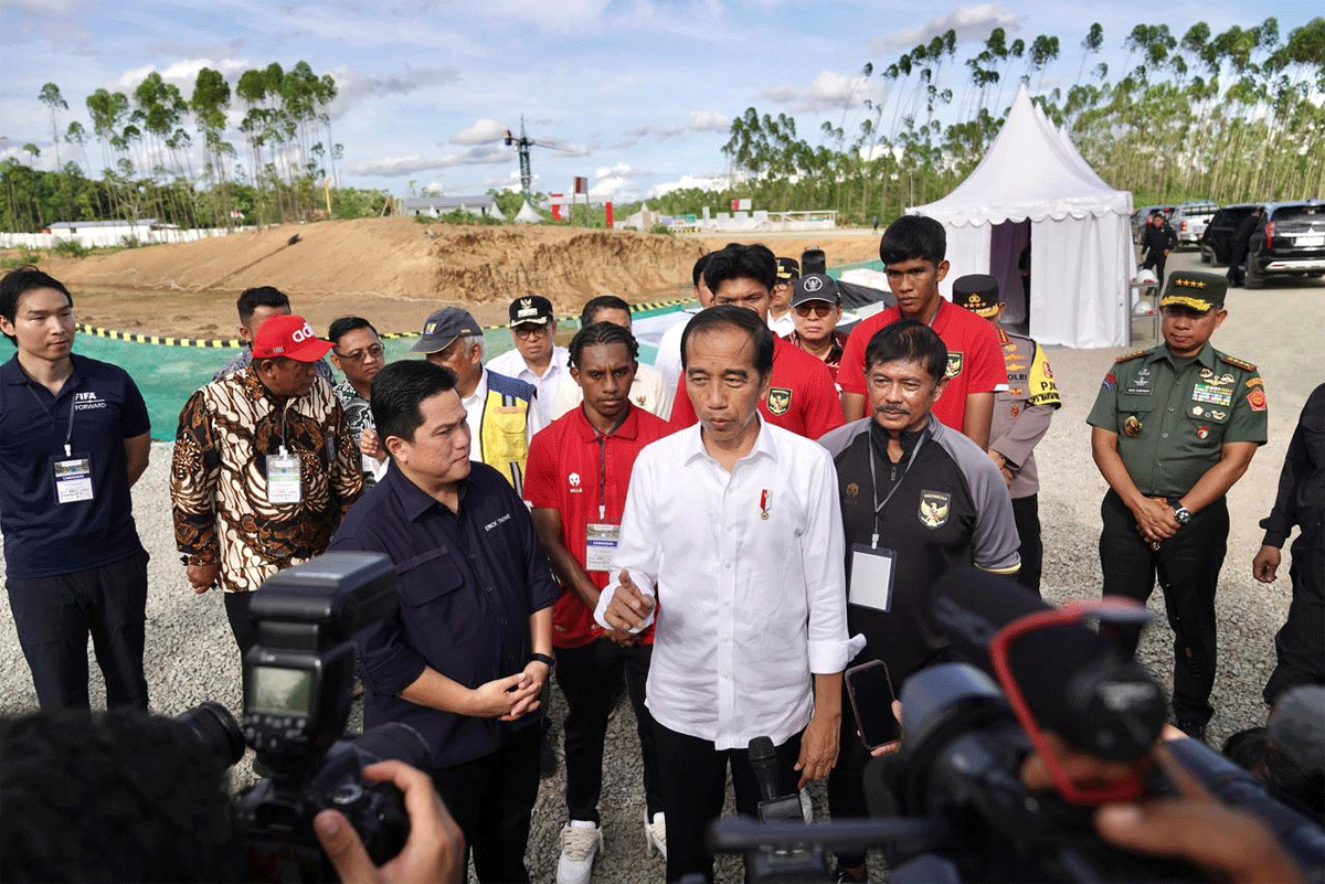 Presiden Joko Widodo dan jajaran PSSI berikan keterangan pers di IKN. (pssi)