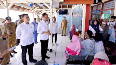 Presiden Joko Widodo mengunjungi dan meninjau fasilitas kesehatan serta pelayanan BPJS Kesehatan di Rumah Sakit Umum Daerah (RSUD) Kota Salatiga, Jawa Tengah, Senin (22/1/2024). BPMI Setpres/Muchlis Jr