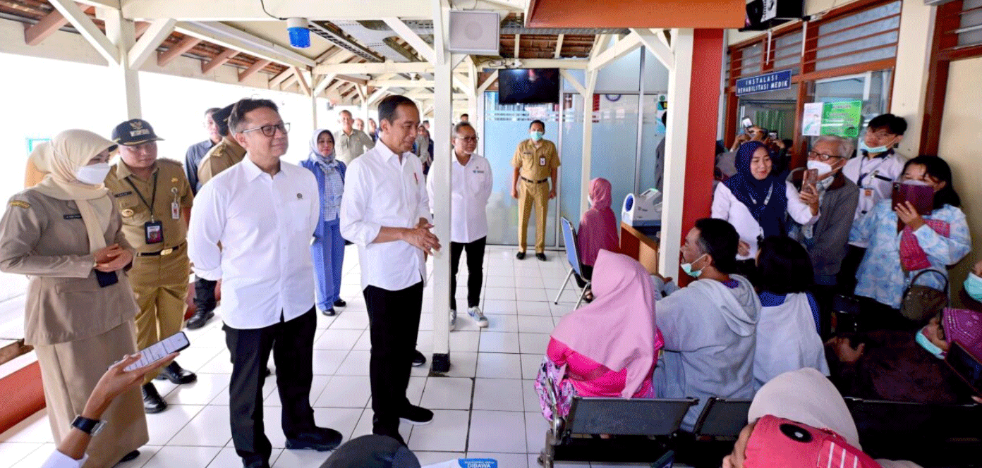Presiden Joko Widodo mengunjungi dan meninjau fasilitas kesehatan serta pelayanan BPJS Kesehatan di Rumah Sakit Umum Daerah (RSUD) Kota Salatiga, Jawa Tengah, Senin (22/1/2024). BPMI Setpres/Muchlis Jr