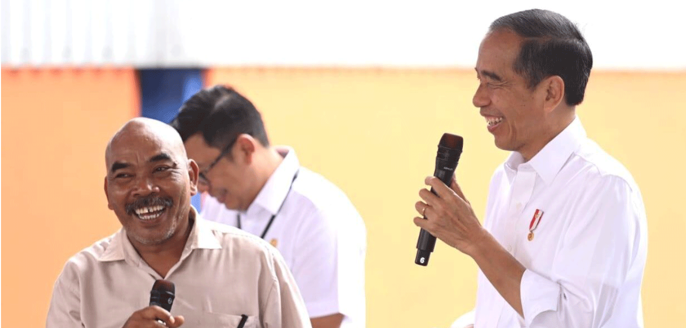 Presiden Joko Widodo bertemu masyarakat penerima manfaat di Gudang Bulog Sendangsari, Kabupaten Bantul, Daerah Istimewa Yogyakarta, Selasa (30/1/2024). (BPMI Setpres/Kris)