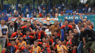 Pemain, pelatih dan ofisial serta manajemen PSPP rayakan peringkat runner up Liga 3 Sumbar. (kominfo)