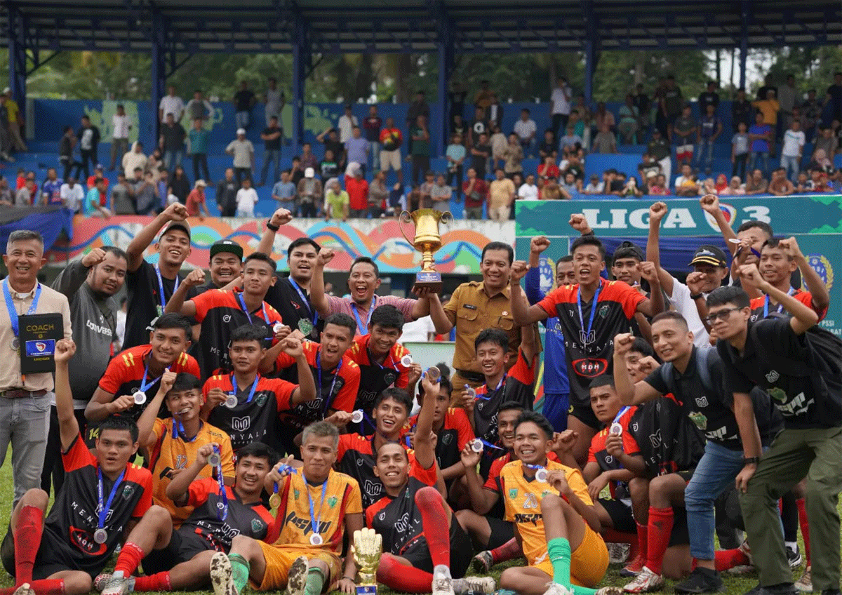 Pemain, pelatih dan ofisial serta manajemen PSPP rayakan peringkat runner up Liga 3 Sumbar. (kominfo)