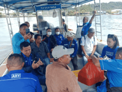 Sokhiatulo Laoli Kunjungi Pulau Tello, Tiga Jam Diayun Ombak, Pekik Hidup Demokrat Bergema di Lautan