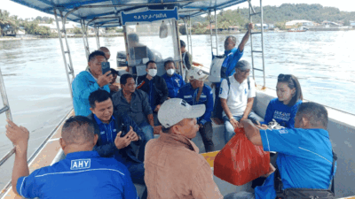 Sokhiatulo Laoli Kunjungi Pulau Tello, Tiga Jam Diayun Ombak, Pekik Hidup Demokrat Bergema di Lautan