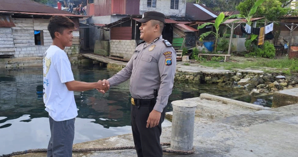 Briptu Agus Rizal bersama warga
