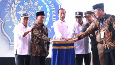 Presiden Joko Widodo memulai groundbreaking Kampus II Universitas Muhammadiyah Purwokerto (UMP), Kabupaten Banyumas, Jawa Tengah, Rabu (3/1/2024). (BPMI Setpres/Kris)