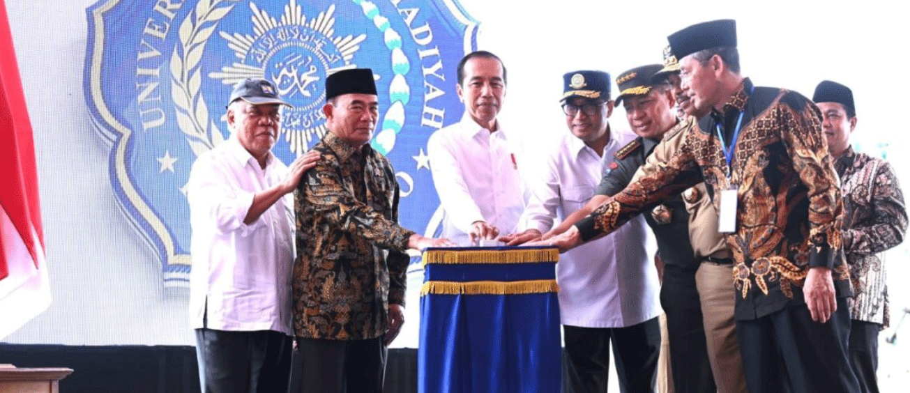 Presiden Joko Widodo memulai groundbreaking Kampus II Universitas Muhammadiyah Purwokerto (UMP), Kabupaten Banyumas, Jawa Tengah, Rabu (3/1/2024). (BPMI Setpres/Kris)