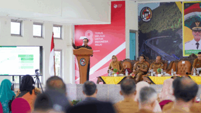 Rektor Unand berikan pemaparan dalam forum konsultasi publik rancangan awal rencana pembangunan jangka panjang daerah Pemerintah Kabupaten Limapuluh Kota. (humas)