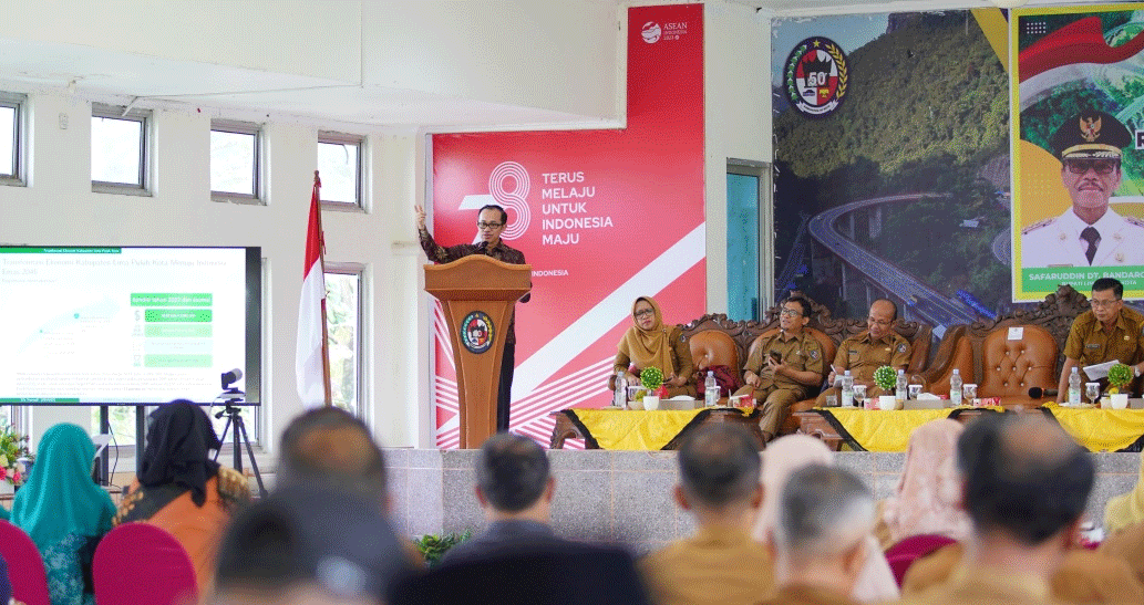 Rektor Unand berikan pemaparan dalam forum konsultasi publik rancangan awal rencana pembangunan jangka panjang daerah Pemerintah Kabupaten Limapuluh Kota. (humas)