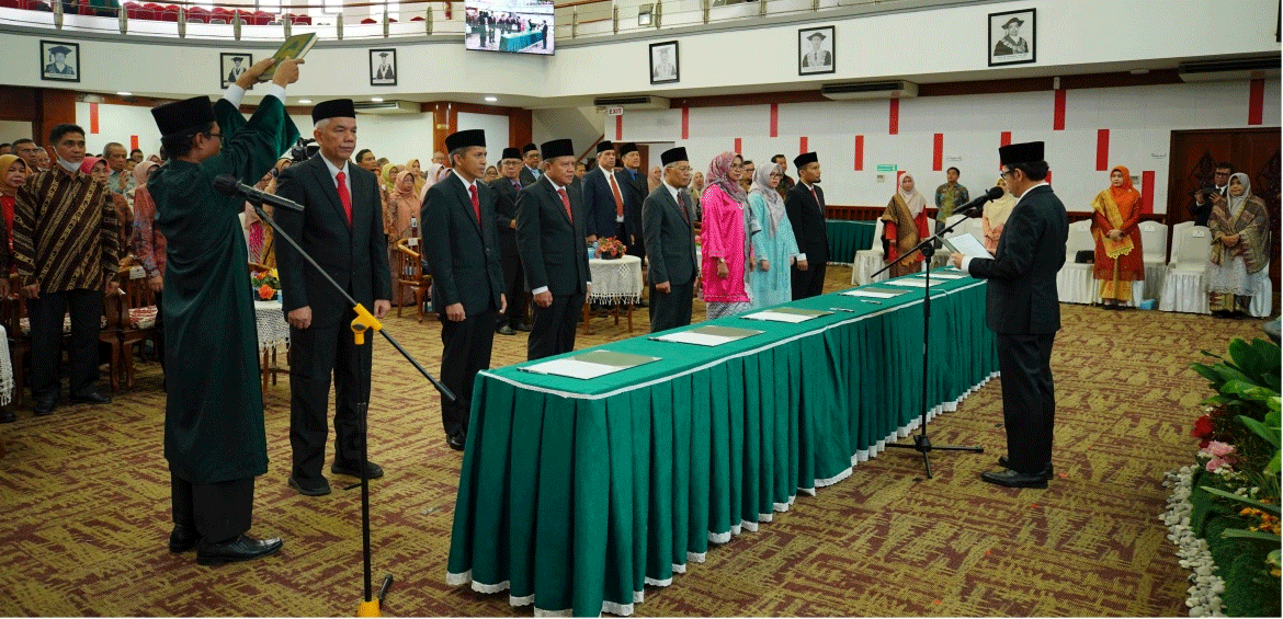 Rektor Universitas Andalas, Efa Yonnedi lantik empat wakil rektor, dua ketua lembaga dan Direktur Sekolah Pascasarjana, Rabu (3/1/2024) di Convention Hall Universitas Andalas, kampus Limau Manis, Padang.