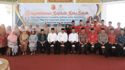 Foto bersama setelah penyerahan hadiah pada anggota kafilah yang berpestasi.