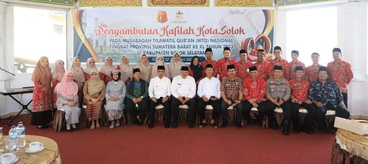 Foto bersama setelah penyerahan hadiah pada anggota kafilah yang berpestasi.