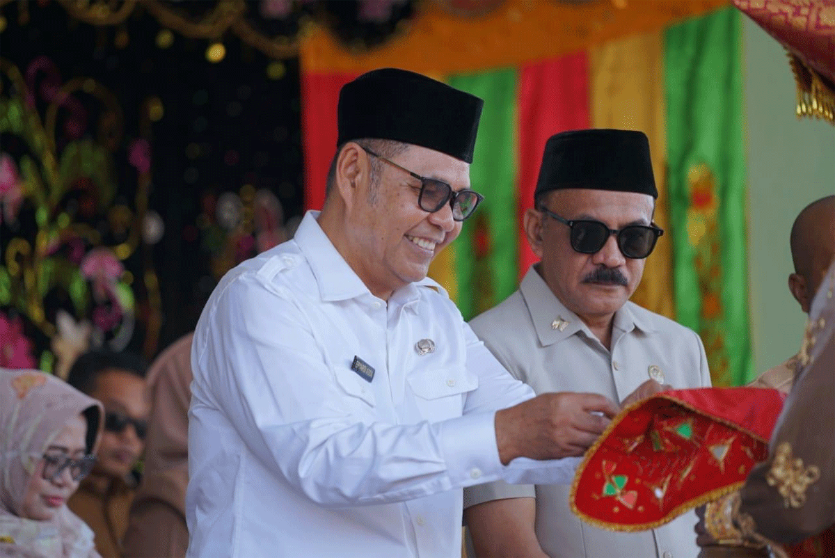 Bupati disambut dengan siriah dalam carano di Saniangbaka