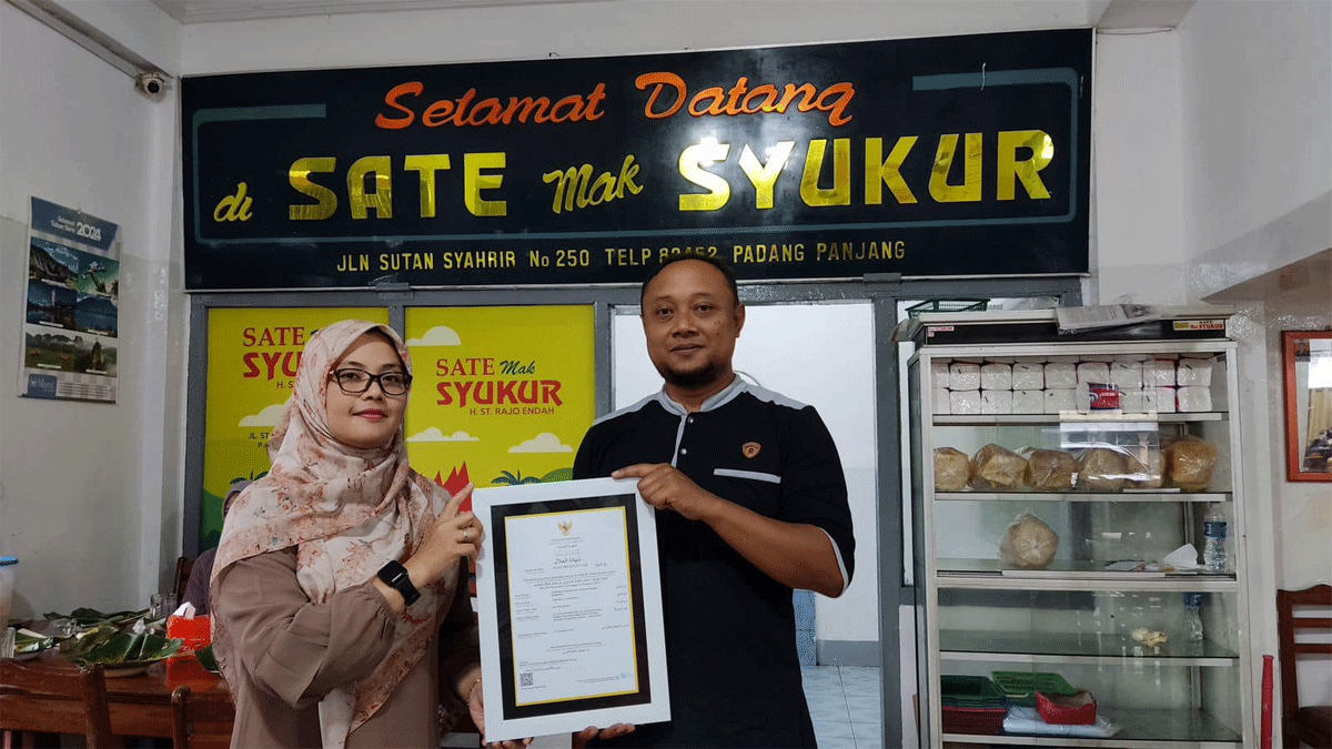 Penyerahan sertifikasi halal untuk Sate Mak Syukur. (kominfo)