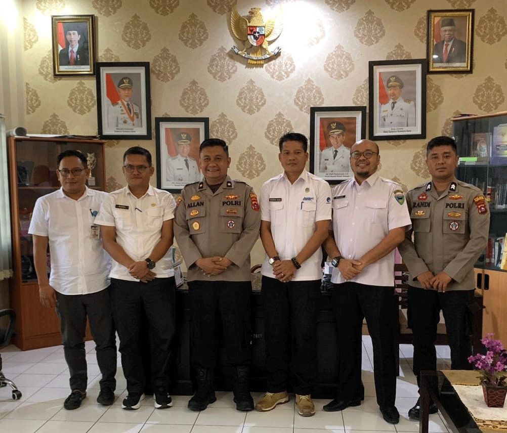 Foto bersama jajajan kepolisian dan Dinas Kominfo Pesisir Selatan usai koordinasi pelaksanaan persiapan pemilu