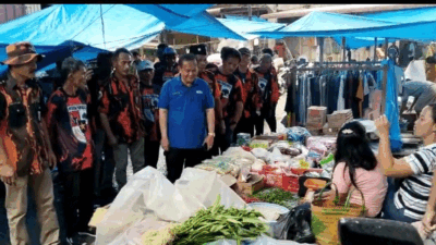 Blusukan di Pasar Idanogawo, Sokhiatulo Laoli Sapa Para Pedagang Sambil Belanja