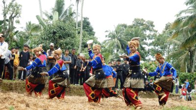 Tari piring pada pembukaan Festival Silek Baluluak Balanyah di Nagari Lubuak Jantan, Kecamatan Lintau Buo Utara. (prokopim)