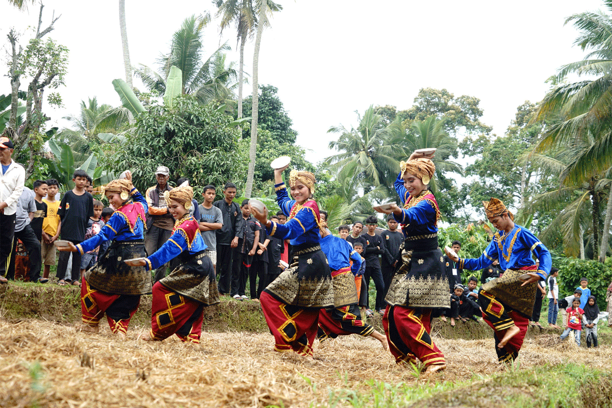 Tari piring pada pembukaan Festival Silek Baluluak Balanyah di Nagari Lubuak Jantan, Kecamatan Lintau Buo Utara. (prokopim)