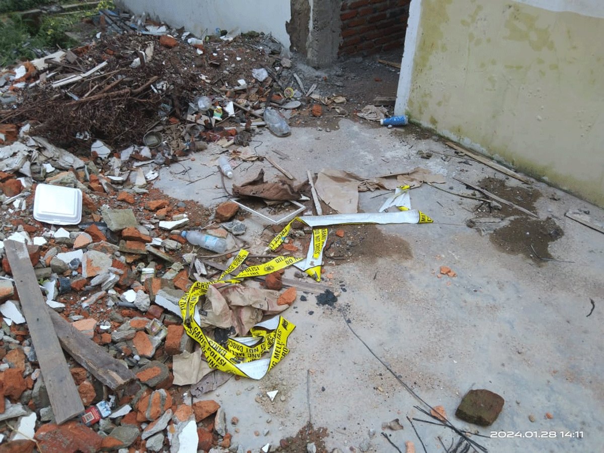 Lokasi kecelakaan kerja yang sudah berantakan dan garis polisi berserakan di lantai