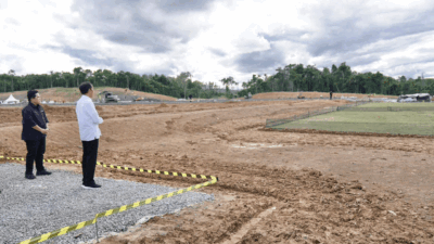 Presiden Joko Widodo tinjau perkembangan pembangunan training center (PSSI di Ibu Kota Negara Nusantara (IKN). (pssi)