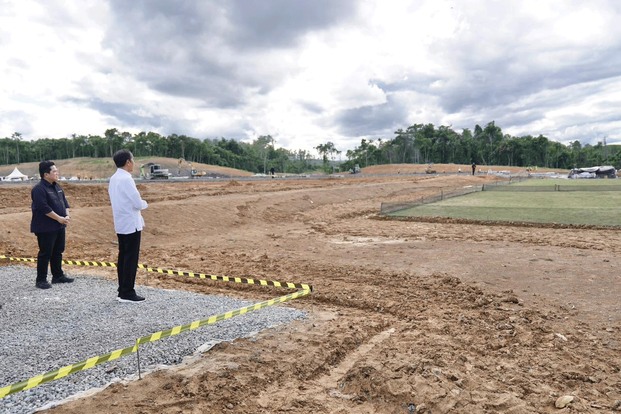 Presiden Joko Widodo tinjau perkembangan pembangunan training center (PSSI di Ibu Kota Negara Nusantara (IKN). (pssi)